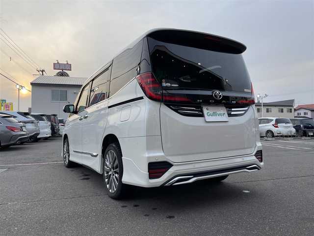 トヨタ ノア S－G 道央・札幌 2022(令4)年 3.2万km ホワイトパールクリスタルシャイン 　4　W　D　/純正ナビ(AM/FM/BT)/フルセグ（走行中視聴不可）/ステアリングリモコン/クルーズコントロール（追従走行あり）/全方位モニター/前席シートヒーター/ドライブレコーダー（前後）/コーナーセンサー（前後）/オートライト/オートマチックハイビーム/フォグランプ/後席サンシェード/両側パワースライドドア/オートブレーキホールド/ウインカーミラー/ドアバイザー/横滑り防止装置/レーンキープアシスト/衝突軽減ブレーキ/盗難防止装置/スペアキー×１/エンジンスターター/積込夏タイヤ/　　（社外AW 225/４０ZR19 22年製 溝4mm）