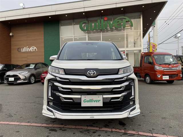 トヨタ ノア S－G 道央・札幌 2022(令4)年 3.2万km ホワイトパールクリスタルシャイン 　4　W　D　/純正ナビ(AM/FM/BT)/フルセグ（走行中視聴不可）/ステアリングリモコン/クルーズコントロール（追従走行あり）/全方位モニター/前席シートヒーター/ドライブレコーダー（前後）/コーナーセンサー（前後）/オートライト/オートマチックハイビーム/フォグランプ/後席サンシェード/両側パワースライドドア/オートブレーキホールド/ウインカーミラー/ドアバイザー/横滑り防止装置/レーンキープアシスト/衝突軽減ブレーキ/盗難防止装置/スペアキー×１/エンジンスターター/積込夏タイヤ/　　（社外AW 225/４０ZR19 22年製 溝4mm）