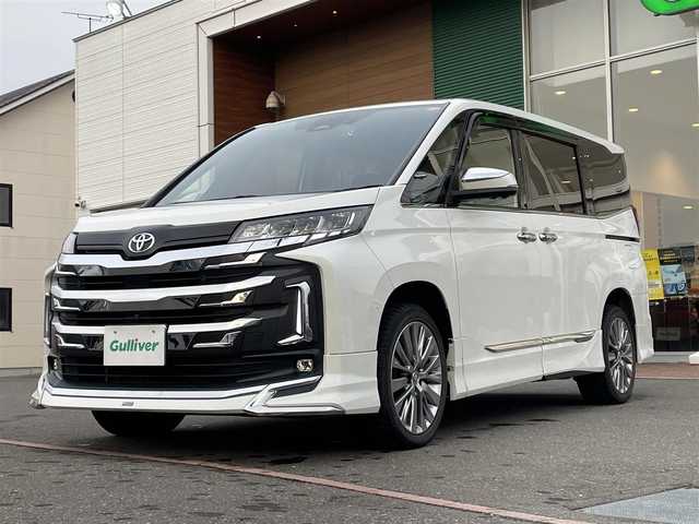トヨタ ノア S－G 道央・札幌 2022(令4)年 3.2万km ホワイトパールクリスタルシャイン 　4　W　D　/純正ナビ(AM/FM/BT)/フルセグ（走行中視聴不可）/ステアリングリモコン/クルーズコントロール（追従走行あり）/全方位モニター/前席シートヒーター/ドライブレコーダー（前後）/コーナーセンサー（前後）/オートライト/オートマチックハイビーム/フォグランプ/後席サンシェード/両側パワースライドドア/オートブレーキホールド/ウインカーミラー/ドアバイザー/横滑り防止装置/レーンキープアシスト/衝突軽減ブレーキ/盗難防止装置/スペアキー×１/エンジンスターター/積込夏タイヤ/　　（社外AW 225/４０ZR19 22年製 溝4mm）