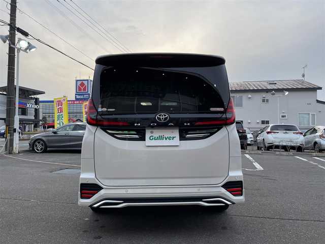 トヨタ ノア S－G 道央・札幌 2022(令4)年 3.2万km ホワイトパールクリスタルシャイン 　4　W　D　/純正ナビ(AM/FM/BT)/フルセグ（走行中視聴不可）/ステアリングリモコン/クルーズコントロール（追従走行あり）/全方位モニター/前席シートヒーター/ドライブレコーダー（前後）/コーナーセンサー（前後）/オートライト/オートマチックハイビーム/フォグランプ/後席サンシェード/両側パワースライドドア/オートブレーキホールド/ウインカーミラー/ドアバイザー/横滑り防止装置/レーンキープアシスト/衝突軽減ブレーキ/盗難防止装置/スペアキー×１/エンジンスターター/積込夏タイヤ/　　（社外AW 225/４０ZR19 22年製 溝4mm）