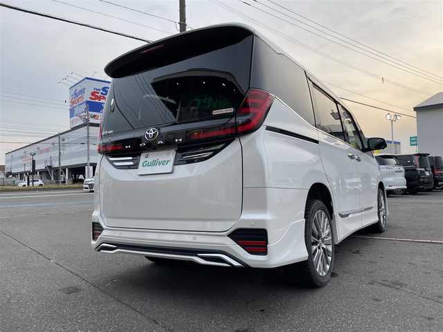 トヨタ ノア S－G 道央・札幌 2022(令4)年 3.2万km ホワイトパールクリスタルシャイン 　4　W　D　/純正ナビ(AM/FM/BT)/フルセグ（走行中視聴不可）/ステアリングリモコン/クルーズコントロール（追従走行あり）/全方位モニター/前席シートヒーター/ドライブレコーダー（前後）/コーナーセンサー（前後）/オートライト/オートマチックハイビーム/フォグランプ/後席サンシェード/両側パワースライドドア/オートブレーキホールド/ウインカーミラー/ドアバイザー/横滑り防止装置/レーンキープアシスト/衝突軽減ブレーキ/盗難防止装置/スペアキー×１/エンジンスターター/積込夏タイヤ/　　（社外AW 225/４０ZR19 22年製 溝4mm）