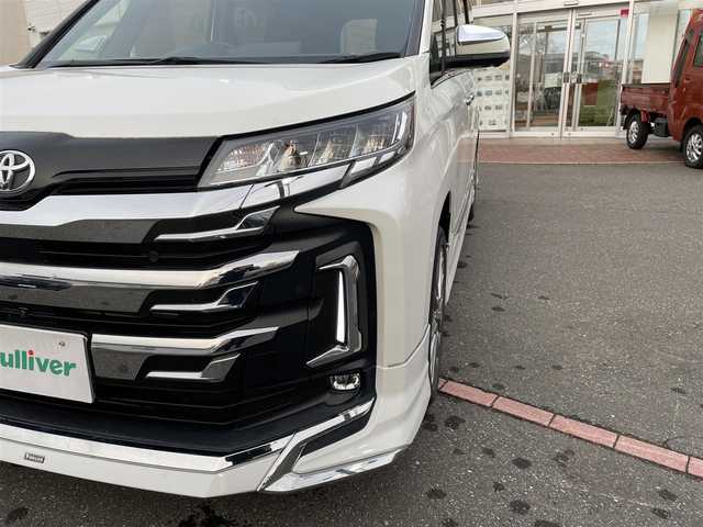 トヨタ ノア S－G 道央・札幌 2022(令4)年 3.2万km ホワイトパールクリスタルシャイン 　4　W　D　/純正ナビ(AM/FM/BT)/フルセグ（走行中視聴不可）/ステアリングリモコン/クルーズコントロール（追従走行あり）/全方位モニター/前席シートヒーター/ドライブレコーダー（前後）/コーナーセンサー（前後）/オートライト/オートマチックハイビーム/フォグランプ/後席サンシェード/両側パワースライドドア/オートブレーキホールド/ウインカーミラー/ドアバイザー/横滑り防止装置/レーンキープアシスト/衝突軽減ブレーキ/盗難防止装置/スペアキー×１/エンジンスターター/積込夏タイヤ/　　（社外AW 225/４０ZR19 22年製 溝4mm）