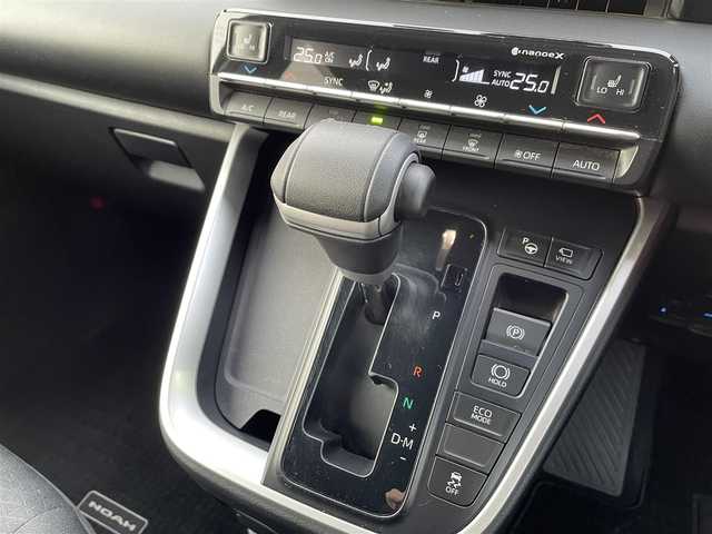 トヨタ ノア S－G 道央・札幌 2022(令4)年 3.2万km ホワイトパールクリスタルシャイン 　4　W　D　/純正ナビ(AM/FM/BT)/フルセグ（走行中視聴不可）/ステアリングリモコン/クルーズコントロール（追従走行あり）/全方位モニター/前席シートヒーター/ドライブレコーダー（前後）/コーナーセンサー（前後）/オートライト/オートマチックハイビーム/フォグランプ/後席サンシェード/両側パワースライドドア/オートブレーキホールド/ウインカーミラー/ドアバイザー/横滑り防止装置/レーンキープアシスト/衝突軽減ブレーキ/盗難防止装置/スペアキー×１/エンジンスターター/積込夏タイヤ/　　（社外AW 225/４０ZR19 22年製 溝4mm）