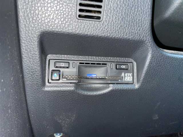 トヨタ ノア S－G 道央・札幌 2022(令4)年 3.2万km ホワイトパールクリスタルシャイン 　4　W　D　/純正ナビ(AM/FM/BT)/フルセグ（走行中視聴不可）/ステアリングリモコン/クルーズコントロール（追従走行あり）/全方位モニター/前席シートヒーター/ドライブレコーダー（前後）/コーナーセンサー（前後）/オートライト/オートマチックハイビーム/フォグランプ/後席サンシェード/両側パワースライドドア/オートブレーキホールド/ウインカーミラー/ドアバイザー/横滑り防止装置/レーンキープアシスト/衝突軽減ブレーキ/盗難防止装置/スペアキー×１/エンジンスターター/積込夏タイヤ/　　（社外AW 225/４０ZR19 22年製 溝4mm）