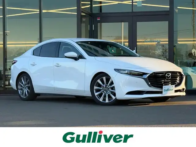 マツダ マツダ３セダン 20S プロアクティブ ツーリングS 東京都 2020(令2)年 5.7万km スノーフレイクホワイトパールマイカ i-ACTIVSENSE/・衝突被害軽減ブレーキ/・パーキングセンサー/・レーダークルーズコントロール/・レーンキープアシストシステム/・AT誤発進抑制制御/・ブラインドスポットモニタリング/純正ナビ/（CD/DVD/BlueTooth/フルセグTV）/バックカメラ/パワーシート/シートポジションメモリー/シートヒーター/ステアリングヒーター/パドルシフト/ビルトインＥＴＣ/プッシュスタート/ＬＥＤヘッドライト/純正18インチAW/純正フロアマット/スマートキー