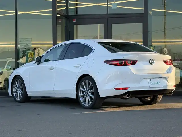 マツダ マツダ３セダン 20S プロアクティブ ツーリングS 東京都 2020(令2)年 5.7万km スノーフレイクホワイトパールマイカ i-ACTIVSENSE/・衝突被害軽減ブレーキ/・パーキングセンサー/・レーダークルーズコントロール/・レーンキープアシストシステム/・AT誤発進抑制制御/・ブラインドスポットモニタリング/純正ナビ/（CD/DVD/BlueTooth/フルセグTV）/バックカメラ/パワーシート/シートポジションメモリー/シートヒーター/ステアリングヒーター/パドルシフト/ビルトインＥＴＣ/プッシュスタート/ＬＥＤヘッドライト/純正18インチAW/純正フロアマット/スマートキー