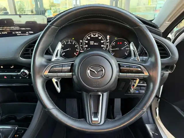 マツダ マツダ３セダン 20S プロアクティブ ツーリングS 東京都 2020(令2)年 5.7万km スノーフレイクホワイトパールマイカ i-ACTIVSENSE/・衝突被害軽減ブレーキ/・パーキングセンサー/・レーダークルーズコントロール/・レーンキープアシストシステム/・AT誤発進抑制制御/・ブラインドスポットモニタリング/純正ナビ/（CD/DVD/BlueTooth/フルセグTV）/バックカメラ/パワーシート/シートポジションメモリー/シートヒーター/ステアリングヒーター/パドルシフト/ビルトインＥＴＣ/プッシュスタート/ＬＥＤヘッドライト/純正18インチAW/純正フロアマット/スマートキー