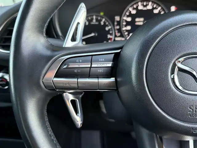 マツダ マツダ３セダン 20S プロアクティブ ツーリングS 東京都 2020(令2)年 5.7万km スノーフレイクホワイトパールマイカ i-ACTIVSENSE/・衝突被害軽減ブレーキ/・パーキングセンサー/・レーダークルーズコントロール/・レーンキープアシストシステム/・AT誤発進抑制制御/・ブラインドスポットモニタリング/純正ナビ/（CD/DVD/BlueTooth/フルセグTV）/バックカメラ/パワーシート/シートポジションメモリー/シートヒーター/ステアリングヒーター/パドルシフト/ビルトインＥＴＣ/プッシュスタート/ＬＥＤヘッドライト/純正18インチAW/純正フロアマット/スマートキー