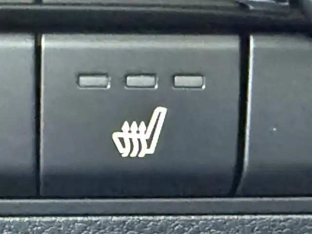 マツダ マツダ３セダン 20S プロアクティブ ツーリングS 東京都 2020(令2)年 5.7万km スノーフレイクホワイトパールマイカ i-ACTIVSENSE/・衝突被害軽減ブレーキ/・パーキングセンサー/・レーダークルーズコントロール/・レーンキープアシストシステム/・AT誤発進抑制制御/・ブラインドスポットモニタリング/純正ナビ/（CD/DVD/BlueTooth/フルセグTV）/バックカメラ/パワーシート/シートポジションメモリー/シートヒーター/ステアリングヒーター/パドルシフト/ビルトインＥＴＣ/プッシュスタート/ＬＥＤヘッドライト/純正18インチAW/純正フロアマット/スマートキー