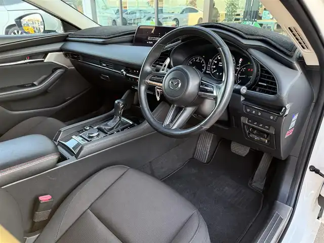 マツダ マツダ３セダン 20S プロアクティブ ツーリングS 東京都 2020(令2)年 5.7万km スノーフレイクホワイトパールマイカ i-ACTIVSENSE/・衝突被害軽減ブレーキ/・パーキングセンサー/・レーダークルーズコントロール/・レーンキープアシストシステム/・AT誤発進抑制制御/・ブラインドスポットモニタリング/純正ナビ/（CD/DVD/BlueTooth/フルセグTV）/バックカメラ/パワーシート/シートポジションメモリー/シートヒーター/ステアリングヒーター/パドルシフト/ビルトインＥＴＣ/プッシュスタート/ＬＥＤヘッドライト/純正18インチAW/純正フロアマット/スマートキー