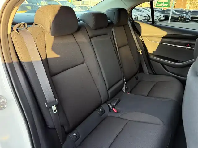 マツダ マツダ３セダン 20S プロアクティブ ツーリングS 東京都 2020(令2)年 5.7万km スノーフレイクホワイトパールマイカ i-ACTIVSENSE/・衝突被害軽減ブレーキ/・パーキングセンサー/・レーダークルーズコントロール/・レーンキープアシストシステム/・AT誤発進抑制制御/・ブラインドスポットモニタリング/純正ナビ/（CD/DVD/BlueTooth/フルセグTV）/バックカメラ/パワーシート/シートポジションメモリー/シートヒーター/ステアリングヒーター/パドルシフト/ビルトインＥＴＣ/プッシュスタート/ＬＥＤヘッドライト/純正18インチAW/純正フロアマット/スマートキー