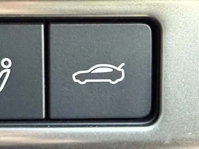 マツダ マツダ３セダン 20S プロアクティブ ツーリングS 東京都 2020(令2)年 5.7万km スノーフレイクホワイトパールマイカ i-ACTIVSENSE/・衝突被害軽減ブレーキ/・パーキングセンサー/・レーダークルーズコントロール/・レーンキープアシストシステム/・AT誤発進抑制制御/・ブラインドスポットモニタリング/純正ナビ/（CD/DVD/BlueTooth/フルセグTV）/バックカメラ/パワーシート/シートポジションメモリー/シートヒーター/ステアリングヒーター/パドルシフト/ビルトインＥＴＣ/プッシュスタート/ＬＥＤヘッドライト/純正18インチAW/純正フロアマット/スマートキー