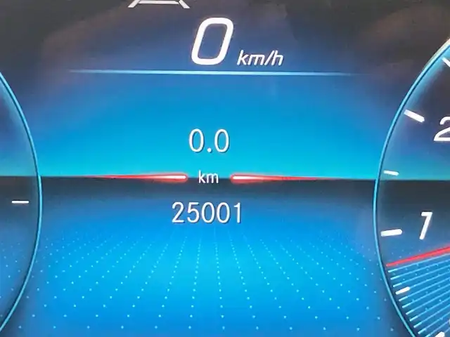 メルセデス・ベンツ Ｅ２００ スポーツ 熊本県 2021(令3)年 2.5万km ダイヤモンドホワイト ・スマートキー/・プッシュスタート/・パノラマサンルーフ /・アクティブステアリングアシスト/・道路標識アシスト/・アクティブレーンキーピングアシスト/・アクティブブレーキアシスト/・アテンションアシスト/・信号表示/・ブラインドスポットモニター/・クルーズコントロール(追従式)/・レーンチェンジアシスト/・インテリジェントライトシステム/・黒革シート/・前席パワーシート/・全席シートヒーター /・純正HDDナビ/　【Bluetooth・USB・AppleCarPlay・AndroidAuto】/・Burmesterサウンドシステム/・フルセグTV/・全方位カメラ/・ETC2.0/・ヘッドアップディスピレイ/・パワートランク/・LEDヘッドランプ/・純正マット/・保証書/取説