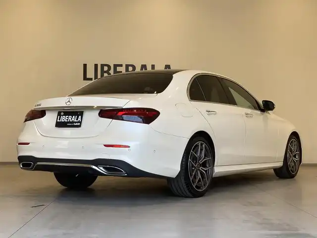 メルセデス・ベンツ Ｅ２００ スポーツ 熊本県 2021(令3)年 2.5万km ダイヤモンドホワイト ・スマートキー/・プッシュスタート/・パノラマサンルーフ /・アクティブステアリングアシスト/・道路標識アシスト/・アクティブレーンキーピングアシスト/・アクティブブレーキアシスト/・アテンションアシスト/・信号表示/・ブラインドスポットモニター/・クルーズコントロール(追従式)/・レーンチェンジアシスト/・インテリジェントライトシステム/・黒革シート/・前席パワーシート/・全席シートヒーター /・純正HDDナビ/　【Bluetooth・USB・AppleCarPlay・AndroidAuto】/・Burmesterサウンドシステム/・フルセグTV/・全方位カメラ/・ETC2.0/・ヘッドアップディスピレイ/・パワートランク/・LEDヘッドランプ/・純正マット/・保証書/取説