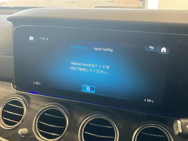 メルセデス・ベンツ Ｅ２００ スポーツ 熊本県 2021(令3)年 2.5万km ダイヤモンドホワイト ・スマートキー/・プッシュスタート/・パノラマサンルーフ /・アクティブステアリングアシスト/・道路標識アシスト/・アクティブレーンキーピングアシスト/・アクティブブレーキアシスト/・アテンションアシスト/・信号表示/・ブラインドスポットモニター/・クルーズコントロール(追従式)/・レーンチェンジアシスト/・インテリジェントライトシステム/・黒革シート/・前席パワーシート/・全席シートヒーター /・純正HDDナビ/　【Bluetooth・USB・AppleCarPlay・AndroidAuto】/・Burmesterサウンドシステム/・フルセグTV/・全方位カメラ/・ETC2.0/・ヘッドアップディスピレイ/・パワートランク/・LEDヘッドランプ/・純正マット/・保証書/取説