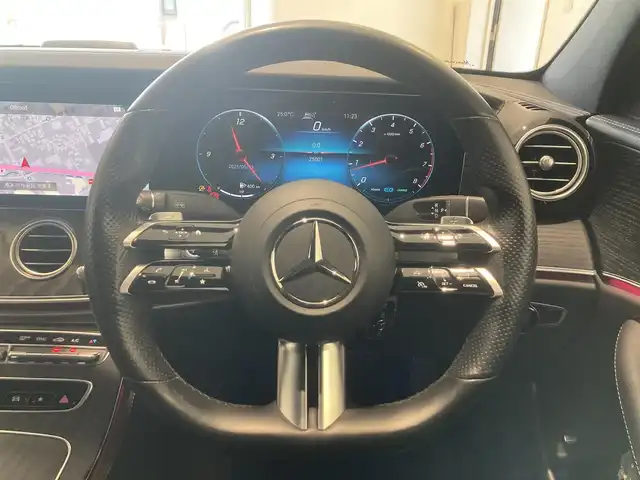 メルセデス・ベンツ Ｅ２００ スポーツ 熊本県 2021(令3)年 2.5万km ダイヤモンドホワイト ・スマートキー/・プッシュスタート/・パノラマサンルーフ /・アクティブステアリングアシスト/・道路標識アシスト/・アクティブレーンキーピングアシスト/・アクティブブレーキアシスト/・アテンションアシスト/・信号表示/・ブラインドスポットモニター/・クルーズコントロール(追従式)/・レーンチェンジアシスト/・インテリジェントライトシステム/・黒革シート/・前席パワーシート/・全席シートヒーター /・純正HDDナビ/　【Bluetooth・USB・AppleCarPlay・AndroidAuto】/・Burmesterサウンドシステム/・フルセグTV/・全方位カメラ/・ETC2.0/・ヘッドアップディスピレイ/・パワートランク/・LEDヘッドランプ/・純正マット/・保証書/取説