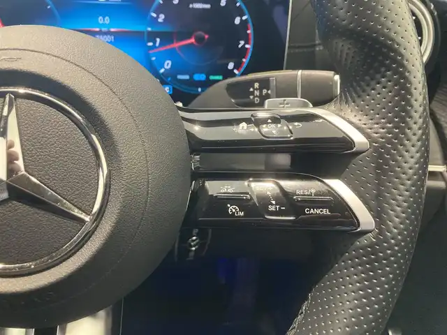 メルセデス・ベンツ Ｅ２００ スポーツ 熊本県 2021(令3)年 2.5万km ダイヤモンドホワイト ・スマートキー/・プッシュスタート/・パノラマサンルーフ /・アクティブステアリングアシスト/・道路標識アシスト/・アクティブレーンキーピングアシスト/・アクティブブレーキアシスト/・アテンションアシスト/・信号表示/・ブラインドスポットモニター/・クルーズコントロール(追従式)/・レーンチェンジアシスト/・インテリジェントライトシステム/・黒革シート/・前席パワーシート/・全席シートヒーター /・純正HDDナビ/　【Bluetooth・USB・AppleCarPlay・AndroidAuto】/・Burmesterサウンドシステム/・フルセグTV/・全方位カメラ/・ETC2.0/・ヘッドアップディスピレイ/・パワートランク/・LEDヘッドランプ/・純正マット/・保証書/取説