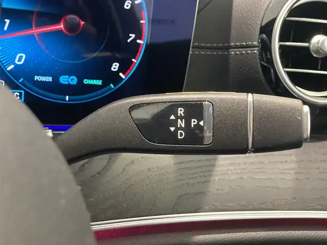 メルセデス・ベンツ Ｅ２００ スポーツ 熊本県 2021(令3)年 2.5万km ダイヤモンドホワイト ・スマートキー/・プッシュスタート/・パノラマサンルーフ /・アクティブステアリングアシスト/・道路標識アシスト/・アクティブレーンキーピングアシスト/・アクティブブレーキアシスト/・アテンションアシスト/・信号表示/・ブラインドスポットモニター/・クルーズコントロール(追従式)/・レーンチェンジアシスト/・インテリジェントライトシステム/・黒革シート/・前席パワーシート/・全席シートヒーター /・純正HDDナビ/　【Bluetooth・USB・AppleCarPlay・AndroidAuto】/・Burmesterサウンドシステム/・フルセグTV/・全方位カメラ/・ETC2.0/・ヘッドアップディスピレイ/・パワートランク/・LEDヘッドランプ/・純正マット/・保証書/取説