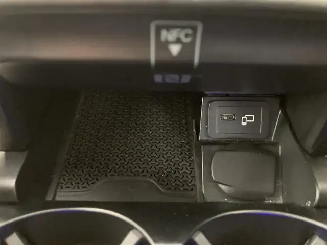 メルセデス・ベンツ Ｅ２００ スポーツ 熊本県 2021(令3)年 2.5万km ダイヤモンドホワイト ・スマートキー/・プッシュスタート/・パノラマサンルーフ /・アクティブステアリングアシスト/・道路標識アシスト/・アクティブレーンキーピングアシスト/・アクティブブレーキアシスト/・アテンションアシスト/・信号表示/・ブラインドスポットモニター/・クルーズコントロール(追従式)/・レーンチェンジアシスト/・インテリジェントライトシステム/・黒革シート/・前席パワーシート/・全席シートヒーター /・純正HDDナビ/　【Bluetooth・USB・AppleCarPlay・AndroidAuto】/・Burmesterサウンドシステム/・フルセグTV/・全方位カメラ/・ETC2.0/・ヘッドアップディスピレイ/・パワートランク/・LEDヘッドランプ/・純正マット/・保証書/取説
