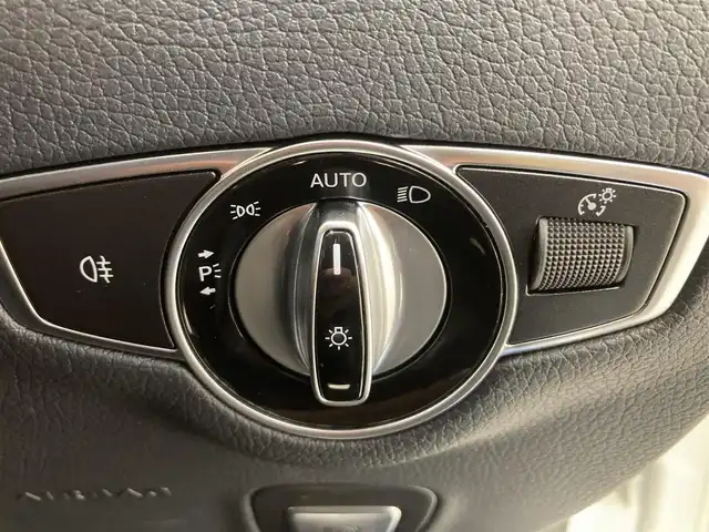 メルセデス・ベンツ Ｅ２００ スポーツ 熊本県 2021(令3)年 2.5万km ダイヤモンドホワイト ・スマートキー/・プッシュスタート/・パノラマサンルーフ /・アクティブステアリングアシスト/・道路標識アシスト/・アクティブレーンキーピングアシスト/・アクティブブレーキアシスト/・アテンションアシスト/・信号表示/・ブラインドスポットモニター/・クルーズコントロール(追従式)/・レーンチェンジアシスト/・インテリジェントライトシステム/・黒革シート/・前席パワーシート/・全席シートヒーター /・純正HDDナビ/　【Bluetooth・USB・AppleCarPlay・AndroidAuto】/・Burmesterサウンドシステム/・フルセグTV/・全方位カメラ/・ETC2.0/・ヘッドアップディスピレイ/・パワートランク/・LEDヘッドランプ/・純正マット/・保証書/取説