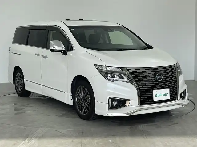 日産 エルグランド 250HWS プレミアム アーバンクロム 愛知県 2023(令5)年 1.8万km ピュアホワイトパール プロパイロット/サンルーフ/ワンオーナー/純正SDナビ/全方位カメラ/後席用モニター/ブラインドスポットモニター/デジタルインナーミラー/両側パワースライドドア/電動リアゲード/パワーシート/シートヒーター/ETC装備/ドライブレコーダー/フルセグTV/テレビキャンセラー/DVD再生可能/Blu-ray再生可能/オットマン/コーナーセンサー/オートライト/オートマチックハイビーム/純正フロアマット/サンシェード/HDMI