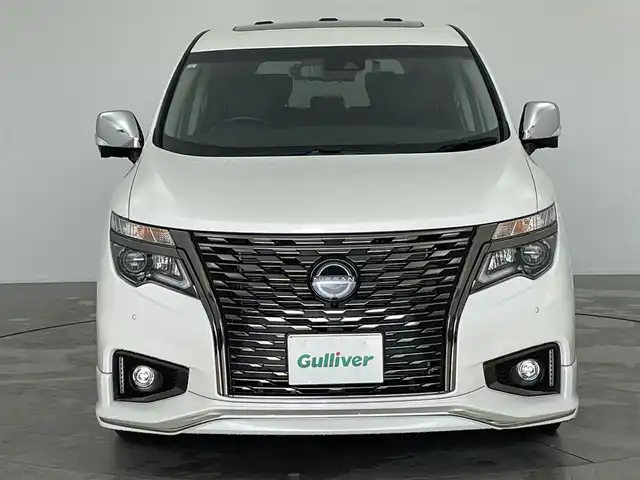 日産 エルグランド 250HWS プレミアム アーバンクロム 愛知県 2023(令5)年 1.8万km ピュアホワイトパール プロパイロット/サンルーフ/ワンオーナー/純正SDナビ/全方位カメラ/後席用モニター/ブラインドスポットモニター/デジタルインナーミラー/両側パワースライドドア/電動リアゲード/パワーシート/シートヒーター/ETC装備/ドライブレコーダー/フルセグTV/テレビキャンセラー/DVD再生可能/Blu-ray再生可能/オットマン/コーナーセンサー/オートライト/オートマチックハイビーム/純正フロアマット/サンシェード/HDMI
