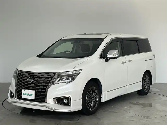 日産 エルグランド 250HWS プレミアム アーバンクロム 愛知県 2023(令5)年 1.8万km ピュアホワイトパール プロパイロット/サンルーフ/ワンオーナー/純正SDナビ/全方位カメラ/後席用モニター/ブラインドスポットモニター/デジタルインナーミラー/両側パワースライドドア/電動リアゲード/パワーシート/シートヒーター/ETC装備/ドライブレコーダー/フルセグTV/テレビキャンセラー/DVD再生可能/Blu-ray再生可能/オットマン/コーナーセンサー/オートライト/オートマチックハイビーム/純正フロアマット/サンシェード/HDMI