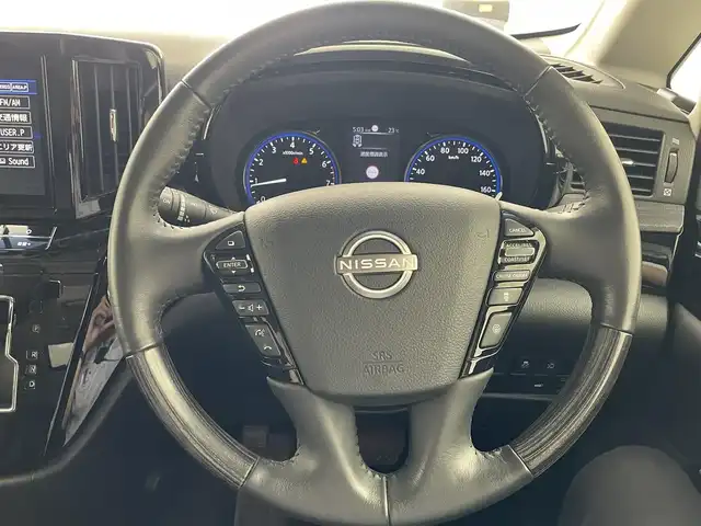 日産 エルグランド 250HWS プレミアム アーバンクロム 愛知県 2023(令5)年 1.8万km ピュアホワイトパール プロパイロット/サンルーフ/ワンオーナー/純正SDナビ/全方位カメラ/後席用モニター/ブラインドスポットモニター/デジタルインナーミラー/両側パワースライドドア/電動リアゲード/パワーシート/シートヒーター/ETC装備/ドライブレコーダー/フルセグTV/テレビキャンセラー/DVD再生可能/Blu-ray再生可能/オットマン/コーナーセンサー/オートライト/オートマチックハイビーム/純正フロアマット/サンシェード/HDMI