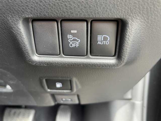 トヨタ Ｃ－ＨＲ G LEDエディション 徳島県 2018(平30)年 7.7万km ブラックマイカ 純正7型SDナビ　NSZN-W66T/　AM/FM/Bluetooth/DISC/SD/フルセグTV/オートブレーキホールド/バックカメラ/ビルトインETC/ドライブレコーダー　DRT-H66A/電子パーキング/追従式クルーズコントロール/ブラインドスポットモニター/自動格納ミラー/フォグライト/純正ドアバイザー/LEDヘッドライト/スマートキー/ハーフレザーシート/シートヒーター/純正フロアマット/スペアキー