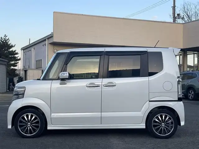 ホンダ Ｎ ＢＯＸ カスタム G ターボSSパッケージ 宮城県 2013(平25)年 9.7万km プレミアムホワイトパール 純正ナビ/フルセグＴＶ/ＡＭ／ＦＭ／ＣＤ／ＤＶＤ／ＵＳＢ／Ｂｌｕｅｔｏｏｔｈ/クルーズコントロール/横滑り防止装置/オートライト（ＬＥＤ）/純正フロアマット/純正ドアバイザー/スペアキー×１/エンジンスターター/両側パワースライドドア