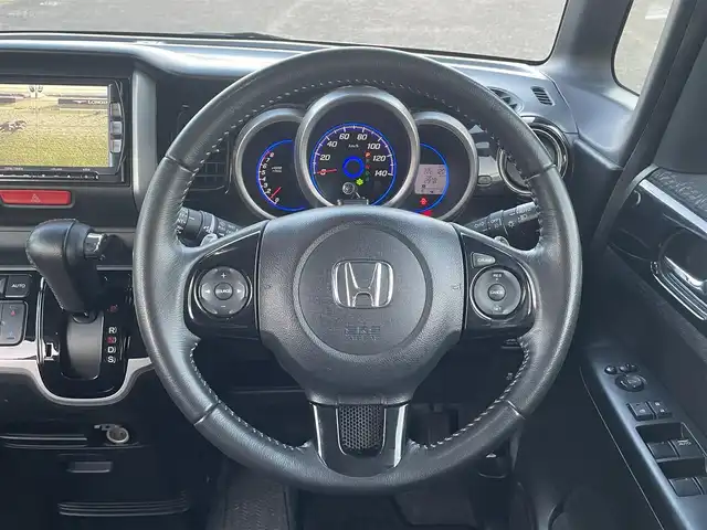 ホンダ Ｎ ＢＯＸ カスタム G ターボSSパッケージ 宮城県 2013(平25)年 9.7万km プレミアムホワイトパール 純正ナビ/フルセグＴＶ/ＡＭ／ＦＭ／ＣＤ／ＤＶＤ／ＵＳＢ／Ｂｌｕｅｔｏｏｔｈ/クルーズコントロール/横滑り防止装置/オートライト（ＬＥＤ）/純正フロアマット/純正ドアバイザー/スペアキー×１/エンジンスターター/両側パワースライドドア