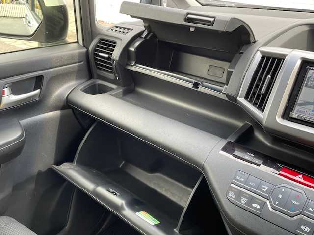 ホンダ ステップワゴン スパーダ Z 富山県 2012(平24)年 10.9万km ホワイトオーキッドパール (株)IDOMが運営する【じしゃロン富山店】の自社ローン専用車両になります。こちらは現金またはオートローンご利用時の価格です。自社ローンご希望の方は別途その旨お申し付け下さい/ナビ/FM/AM/CD/DVD/フルセグ/SD/バックカメラ/ETC/前後ドライブレコーダー/両側パワースライドドア/横滑り防止/パドルシフト/HIDヘッドライト/オートライト/フォグランプ/ドアバイザー