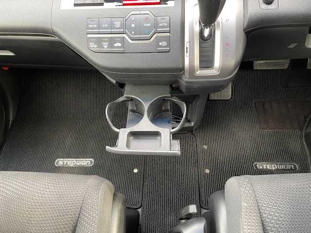 ホンダ ステップワゴン スパーダ Z 富山県 2012(平24)年 10.9万km ホワイトオーキッドパール (株)IDOMが運営する【じしゃロン富山店】の自社ローン専用車両になります。こちらは現金またはオートローンご利用時の価格です。自社ローンご希望の方は別途その旨お申し付け下さい/ナビ/FM/AM/CD/DVD/フルセグ/SD/バックカメラ/ETC/前後ドライブレコーダー/両側パワースライドドア/横滑り防止/パドルシフト/HIDヘッドライト/オートライト/フォグランプ/ドアバイザー