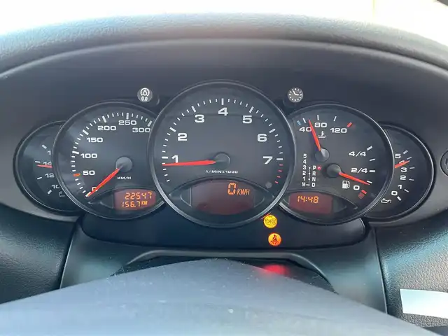 ポルシェ ９１１ カレラ 和歌山県 2001(平13)年 2.3万km シルバー サンルーフ/黒レザーシート/PSM/HIDヘッドライト/純正オーディオ・CDCH/運転席電動リクライニング/ETC/キーレス/スペアキー/保証書/取扱説明書/H１４．１６．１８．２０．２１．２２．２３．２６．２８．３０．/　R2.4.6整備記録簿有