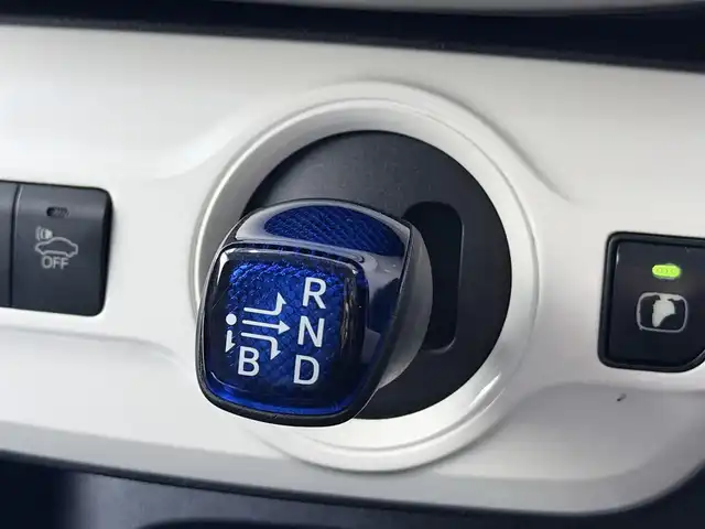 トヨタ プリウス S 大阪府 2016(平28)年 7.5万km ホワイトパールクリスタルシャイン 純正ＳＤナビ　エアロ　バックカメラ　ＥＴＣ　プッシュスタート　スマートキー　ＬＥＤヘッドライト　オートライト　フォグランプ　ワンセグＴＶ　Ｂｌｕｅｔｏｏｔｈ　ＣＤ　オートエアコン