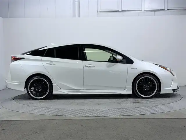 トヨタ プリウス S 大阪府 2016(平28)年 7.5万km ホワイトパールクリスタルシャイン 純正ＳＤナビ　エアロ　バックカメラ　ＥＴＣ　プッシュスタート　スマートキー　ＬＥＤヘッドライト　オートライト　フォグランプ　ワンセグＴＶ　Ｂｌｕｅｔｏｏｔｈ　ＣＤ　オートエアコン