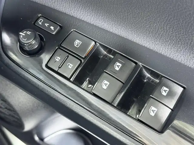 トヨタ プリウス S 大阪府 2016(平28)年 7.5万km ホワイトパールクリスタルシャイン 純正ＳＤナビ　エアロ　バックカメラ　ＥＴＣ　プッシュスタート　スマートキー　ＬＥＤヘッドライト　オートライト　フォグランプ　ワンセグＴＶ　Ｂｌｕｅｔｏｏｔｈ　ＣＤ　オートエアコン