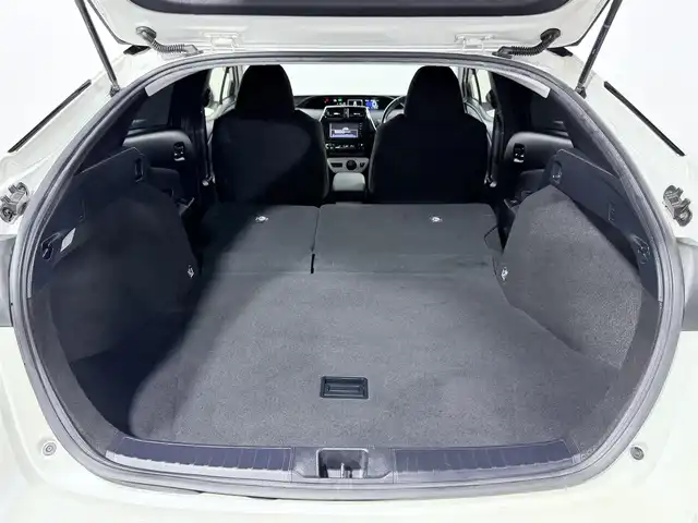 トヨタ プリウス S 大阪府 2016(平28)年 7.5万km ホワイトパールクリスタルシャイン 純正ＳＤナビ　エアロ　バックカメラ　ＥＴＣ　プッシュスタート　スマートキー　ＬＥＤヘッドライト　オートライト　フォグランプ　ワンセグＴＶ　Ｂｌｕｅｔｏｏｔｈ　ＣＤ　オートエアコン