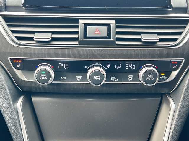 ホンダ アコード EX 愛知県 2020(令2)年 3.3万km シルバー 純正ナビ/Bluetooth バックカメラ フルセグTV/サンルーフ/ETC/ドライブレコーダー/純正１８インチアルミホイール/置くだけ充電/レザーシート/パワーシート/シートメモリー/シートヒーター/純正フロアマット/ACC/レーンキープアシスト/ステアリングアシスト/パドルシフト/Qi充電/電動サイドブレーキ/電動格納ミラー/BSM/ヘッドアップディスプレイ