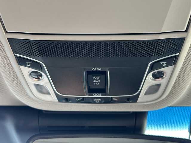 ホンダ アコード EX 愛知県 2020(令2)年 3.3万km シルバー 純正ナビ/Bluetooth バックカメラ フルセグTV/サンルーフ/ETC/ドライブレコーダー/純正１８インチアルミホイール/置くだけ充電/レザーシート/パワーシート/シートメモリー/シートヒーター/純正フロアマット/ACC/レーンキープアシスト/ステアリングアシスト/パドルシフト/Qi充電/電動サイドブレーキ/電動格納ミラー/BSM/ヘッドアップディスプレイ