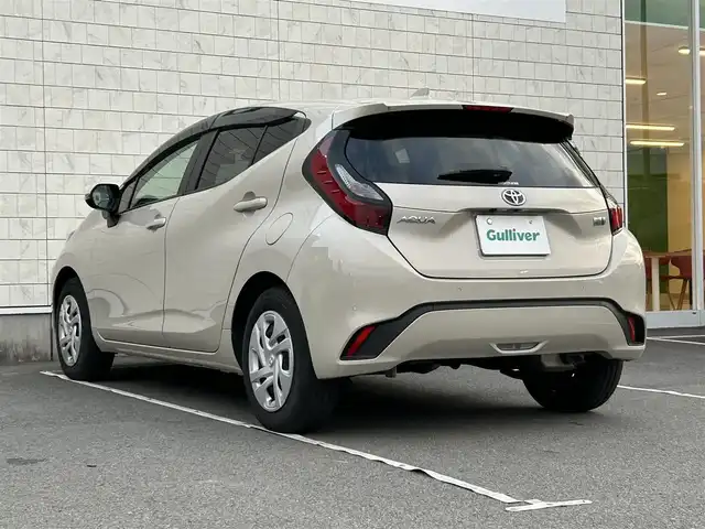 トヨタ アクア G 静岡県 2023(令5)年 0.5万km クリアベージュメタリック 純正ナビ/(AM/FM/BT/iPod/AppleCarPlay/AndroidAuto)/バックカメラ/レーダークルーズコントロール/横滑り防止装置/衝突被害軽減システム/レーンキープアシスト/前後ドライブレコーダー/前後コーナーセンサー/プッシュスタート/スマートキー/スペアキー×1/LEDヘッドライト/オートマチックハイビーム/純正フロアマット/100V充電/保証書/取扱説明書