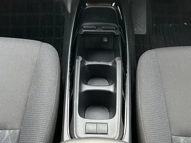 トヨタ アクア G 静岡県 2023(令5)年 0.5万km クリアベージュメタリック 純正ナビ/(AM/FM/BT/iPod/AppleCarPlay/AndroidAuto)/バックカメラ/レーダークルーズコントロール/横滑り防止装置/衝突被害軽減システム/レーンキープアシスト/前後ドライブレコーダー/前後コーナーセンサー/プッシュスタート/スマートキー/スペアキー×1/LEDヘッドライト/オートマチックハイビーム/純正フロアマット/100V充電/保証書/取扱説明書