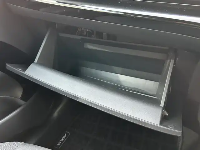 トヨタ アクア G 静岡県 2023(令5)年 0.5万km クリアベージュメタリック 純正ナビ/(AM/FM/BT/iPod/AppleCarPlay/AndroidAuto)/バックカメラ/レーダークルーズコントロール/横滑り防止装置/衝突被害軽減システム/レーンキープアシスト/前後ドライブレコーダー/前後コーナーセンサー/プッシュスタート/スマートキー/スペアキー×1/LEDヘッドライト/オートマチックハイビーム/純正フロアマット/100V充電/保証書/取扱説明書
