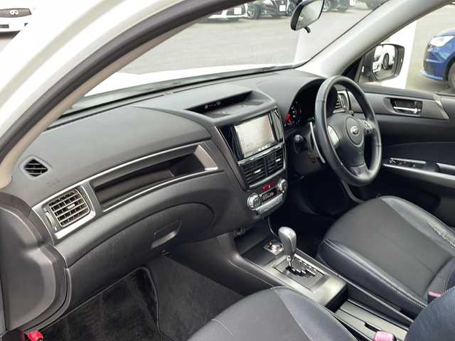 スバル エクシーガ 2．0GTアイサイト 青森県 2013(平25)年 10.7万km サテンホワイトパール 4WD・ターボ/社外メモリナビ・フルセグTV/CD・DVD・Bluetooth/合皮コンビシート/前席パワーシート/衝突軽減ブレーキ/追従クルーズコントロール/レーンキープアシスト/前後社外ドライブレコーダー/ビルトインETC/パドルシフト/スマートキー/プッシュスタート/HIDヘッドライト/フォグランプ/純正17インチアルミ