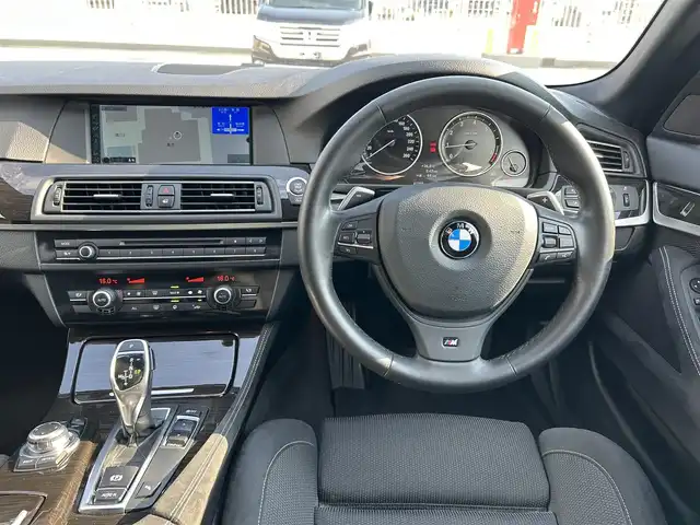 ＢＭＷ ５２３ｉ ツーリング Mスポーツ 東京都 2012(平24)年 4.2万km 白 純正ナビ/CD/DVD・Musicコレクション・外部機器・TV/・BT・ラジオ/ETC/純正ドライブレコーダー/パドルシフト/バックカメラ/オートライト/フロアマット/MT付きAT/パワーシート/ 電子パーキングブレーキ/コーナセンサー/プッシュスタート/スマートキー/純正18インチアルミホイール/オールシーズンタイヤ装着/保証書/取扱説明書