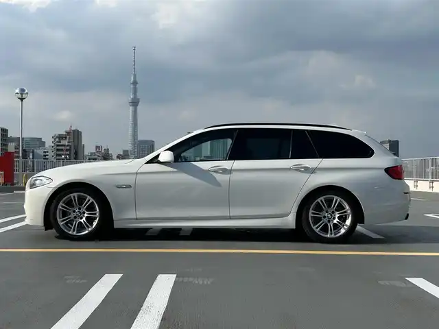 ＢＭＷ ５２３ｉ ツーリング Mスポーツ 東京都 2012(平24)年 4.2万km 白 純正ナビ/CD/DVD・Musicコレクション・外部機器・TV/・BT・ラジオ/ETC/純正ドライブレコーダー/パドルシフト/バックカメラ/オートライト/フロアマット/MT付きAT/パワーシート/ 電子パーキングブレーキ/コーナセンサー/プッシュスタート/スマートキー/純正18インチアルミホイール/オールシーズンタイヤ装着/保証書/取扱説明書