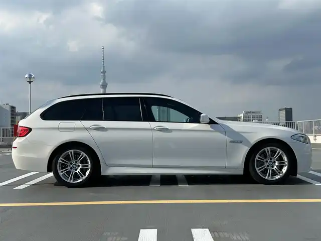 ＢＭＷ ５２３ｉ ツーリング Mスポーツ 東京都 2012(平24)年 4.2万km 白 純正ナビ/CD/DVD・Musicコレクション・外部機器・TV/・BT・ラジオ/ETC/純正ドライブレコーダー/パドルシフト/バックカメラ/オートライト/フロアマット/MT付きAT/パワーシート/ 電子パーキングブレーキ/コーナセンサー/プッシュスタート/スマートキー/純正18インチアルミホイール/オールシーズンタイヤ装着/保証書/取扱説明書