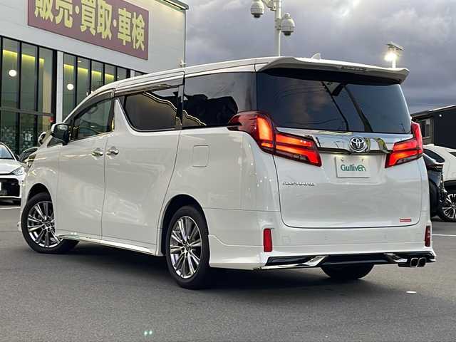 トヨタ アルファード S タイプゴールドⅢ 長野県 2023(令5)年 2.7万km ホワイトパールクリスタルシャイン 純正９型ナビ機能付きディスプレイオーディオ(AM/FM/BT/TV/DVD/USB/AppleCarPlay)/純正モデリスタフルエアロ/シグネチャーイルミブレード/ツインムーンルーフ/フルセグTV/純正ビルトインETC/バックカメラ/両側電動スライドドア/電動パワーバックドア/寒冷地仕様/AC100Vアクセサリーコンセント/後列オットマン/追従型クルーズコントロール/Kranzeホイール夏タイヤ車載(245/40/R19)/シーケンシャルターンランプ/三眼LEDヘッドライト/オートライト/アダプティブハイビーム/アダプティブフロントライティングシステム/フォグランプ/純正フロアマット/純正18インチアルミホイール/ハーフレザーシート/電子パーキング　オートホールド/革巻きステアリング/ステアリングスイッチ/トヨタセーフティセンス/プリクラッシュセーフティ/ロードサインアシスト/レーントレーシングアシスト/ブラインドスポットモニター/パーキングサポートブレーキ/リヤクロストラフィックアラート/先行車発進告知/前後クリアランスソナー/スマートキー/スペアキー/ＭＴモード付ＡＴ
