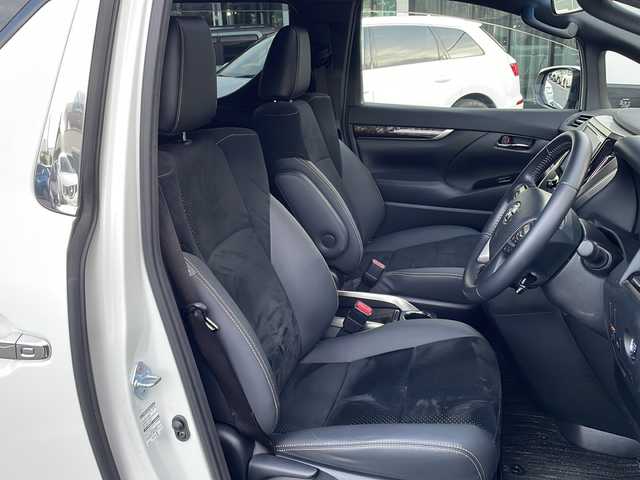 トヨタ アルファード S タイプゴールドⅢ 長野県 2023(令5)年 2.7万km ホワイトパールクリスタルシャイン 純正９型ナビ機能付きディスプレイオーディオ(AM/FM/BT/TV/DVD/USB/AppleCarPlay)/純正モデリスタフルエアロ/シグネチャーイルミブレード/ツインムーンルーフ/フルセグTV/純正ビルトインETC/バックカメラ/両側電動スライドドア/電動パワーバックドア/寒冷地仕様/AC100Vアクセサリーコンセント/後列オットマン/追従型クルーズコントロール/Kranzeホイール夏タイヤ車載(245/40/R19)/シーケンシャルターンランプ/三眼LEDヘッドライト/オートライト/アダプティブハイビーム/アダプティブフロントライティングシステム/フォグランプ/純正フロアマット/純正18インチアルミホイール/ハーフレザーシート/電子パーキング　オートホールド/革巻きステアリング/ステアリングスイッチ/トヨタセーフティセンス/プリクラッシュセーフティ/ロードサインアシスト/レーントレーシングアシスト/ブラインドスポットモニター/パーキングサポートブレーキ/リヤクロストラフィックアラート/先行車発進告知/前後クリアランスソナー/スマートキー/スペアキー/ＭＴモード付ＡＴ