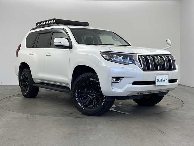 トヨタ ランドクルーザー プラド TX 兵庫県 2017(平29)年 5.7万km ホワイトパールクリスタルシャイン ・4WD/・純正9インチSDナビ＆フルセグ＆BT＆DVD/・バックカメラ/・トヨタセーフティーセンス/・レーンディバチャーアラート/・プリクラッシュセーフティ/・オートマチックハイビーム/・クリアランスソナー/・レーダークルーズコントロール/・ルーフレール/・ルーフキャリア/・社外17インチアルミホイール/・オープンカントリーR/T/・LEDライト/・LEDフォグ/・スマートキー/・プッシュスタート/・ビルトインETC/・フロアマット/・横滑り防止装置/・W＋サイドエアバック/・カーテンエアバック
